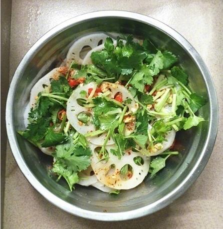 香辣涼拌藕片的做法，炎熱的夏天要來了，做道酸辣可口的涼拌菜