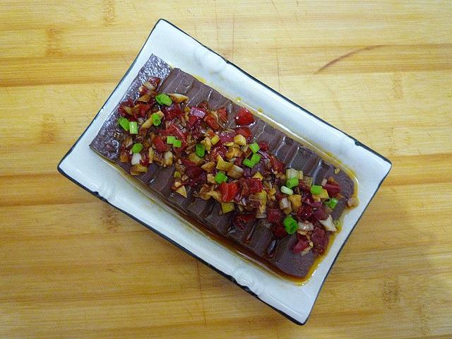 這菜要做給家人吃，尤其是肝不好的朋友，女人吃還能改善面色發黃