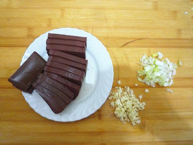 這菜要做給家人吃，尤其是肝不好的朋友，女人吃還能改善面色發黃