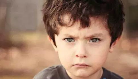 孩子發脾氣，你做的第一件事決定著孩子的一生