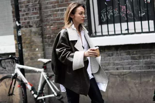 這是個萬能的時髦小物,能顯臉小還能輕鬆點亮全身!