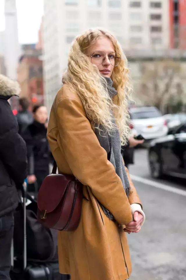 這是個萬能的時髦小物,能顯臉小還能輕鬆點亮全身!