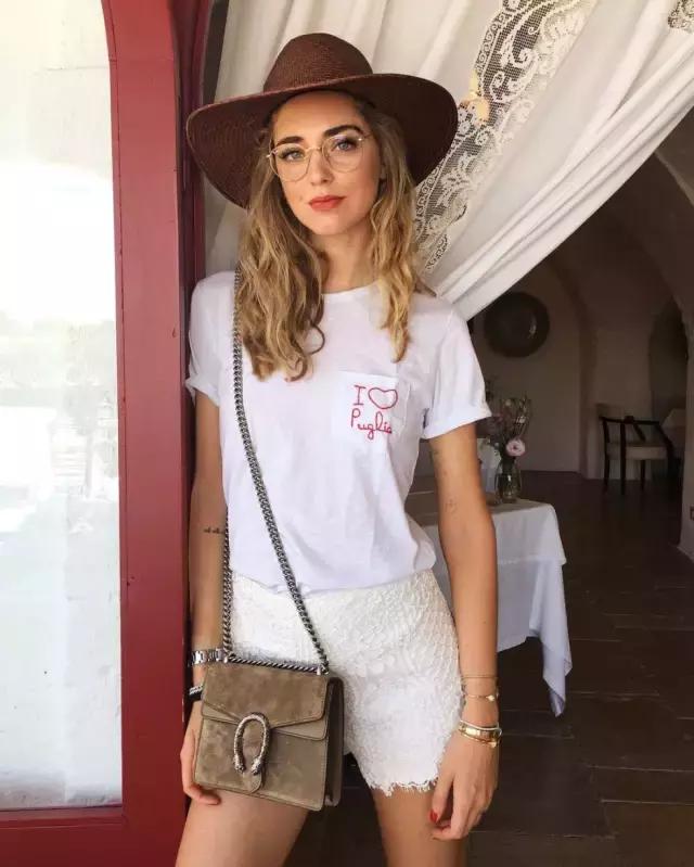 這是個萬能的時髦小物,能顯臉小還能輕鬆點亮全身!