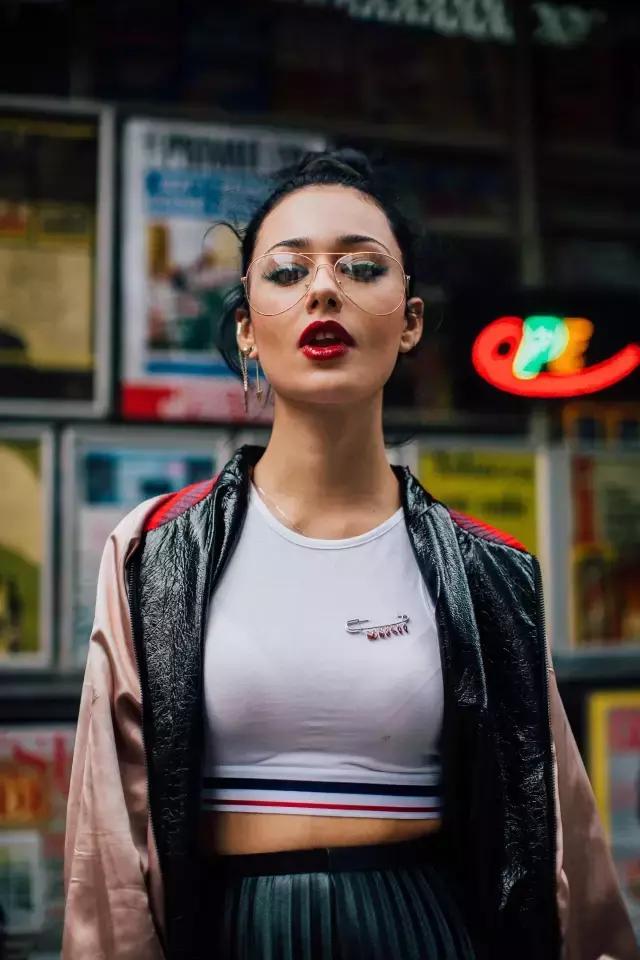 這是個萬能的時髦小物,能顯臉小還能輕鬆點亮全身!