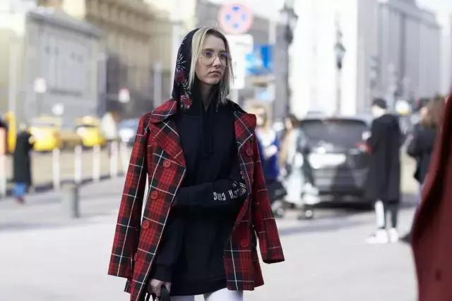 這是個萬能的時髦小物,能顯臉小還能輕鬆點亮全身!