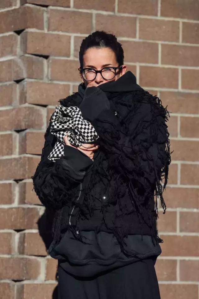 這是個萬能的時髦小物,能顯臉小還能輕鬆點亮全身!