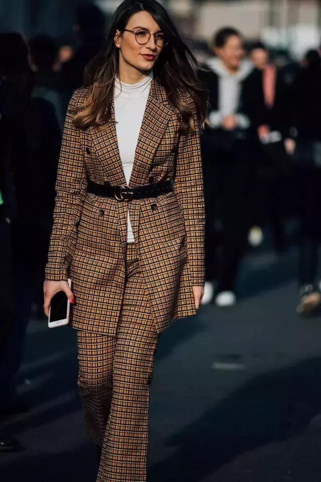 這是個萬能的時髦小物,能顯臉小還能輕鬆點亮全身!