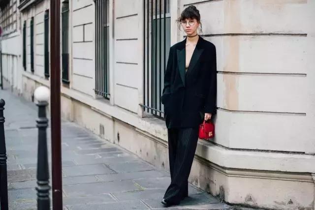 這是個萬能的時髦小物,能顯臉小還能輕鬆點亮全身!