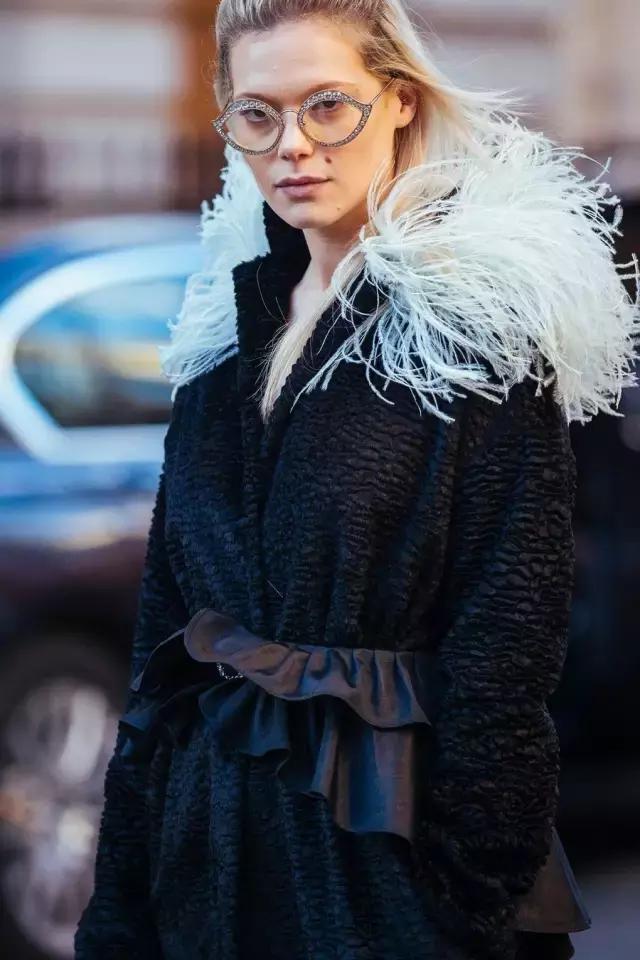 這是個萬能的時髦小物,能顯臉小還能輕鬆點亮全身!