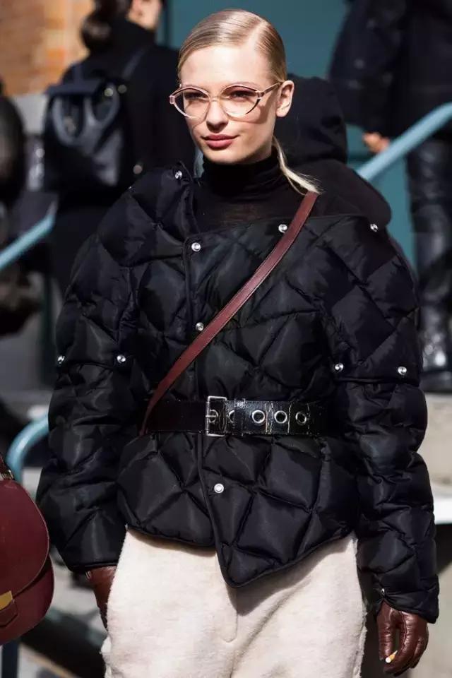 這是個萬能的時髦小物,能顯臉小還能輕鬆點亮全身!