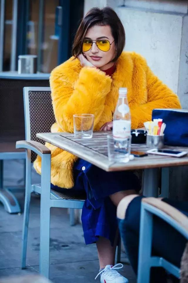 這是個萬能的時髦小物,能顯臉小還能輕鬆點亮全身!