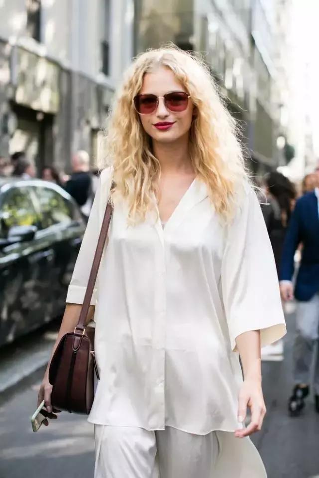 這是個萬能的時髦小物,能顯臉小還能輕鬆點亮全身!