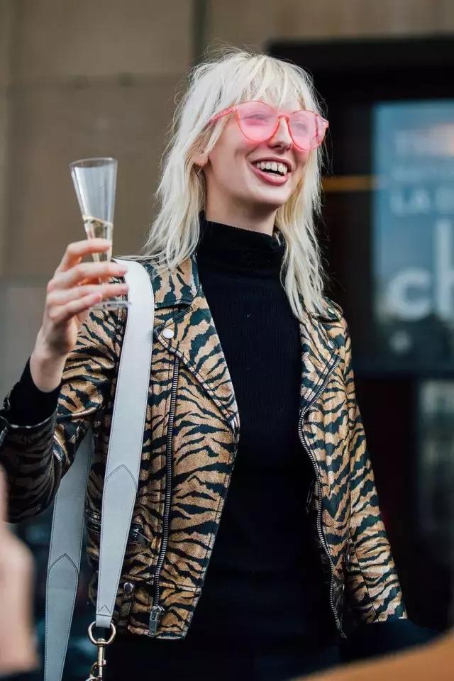 這是個萬能的時髦小物,能顯臉小還能輕鬆點亮全身!