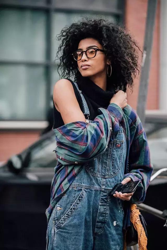 這是個萬能的時髦小物,能顯臉小還能輕鬆點亮全身!