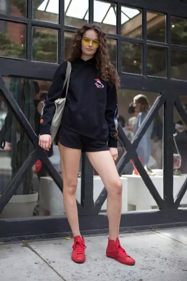 這是個萬能的時髦小物,能顯臉小還能輕鬆點亮全身!