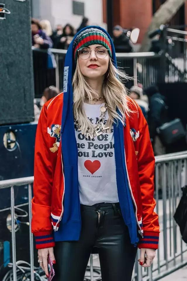 這是個萬能的時髦小物,能顯臉小還能輕鬆點亮全身!