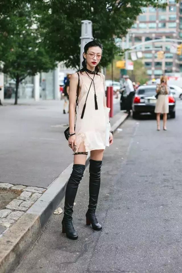 這是個萬能的時髦小物,能顯臉小還能輕鬆點亮全身!