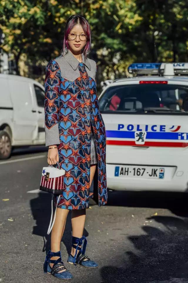 這是個萬能的時髦小物,能顯臉小還能輕鬆點亮全身!