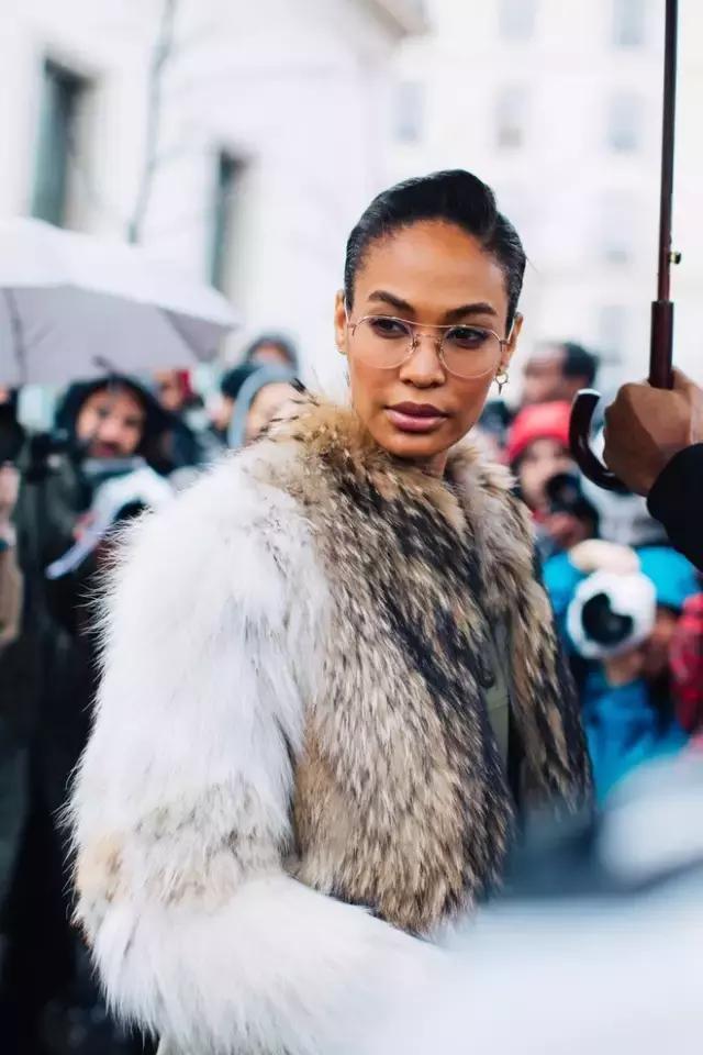 這是個萬能的時髦小物,能顯臉小還能輕鬆點亮全身!