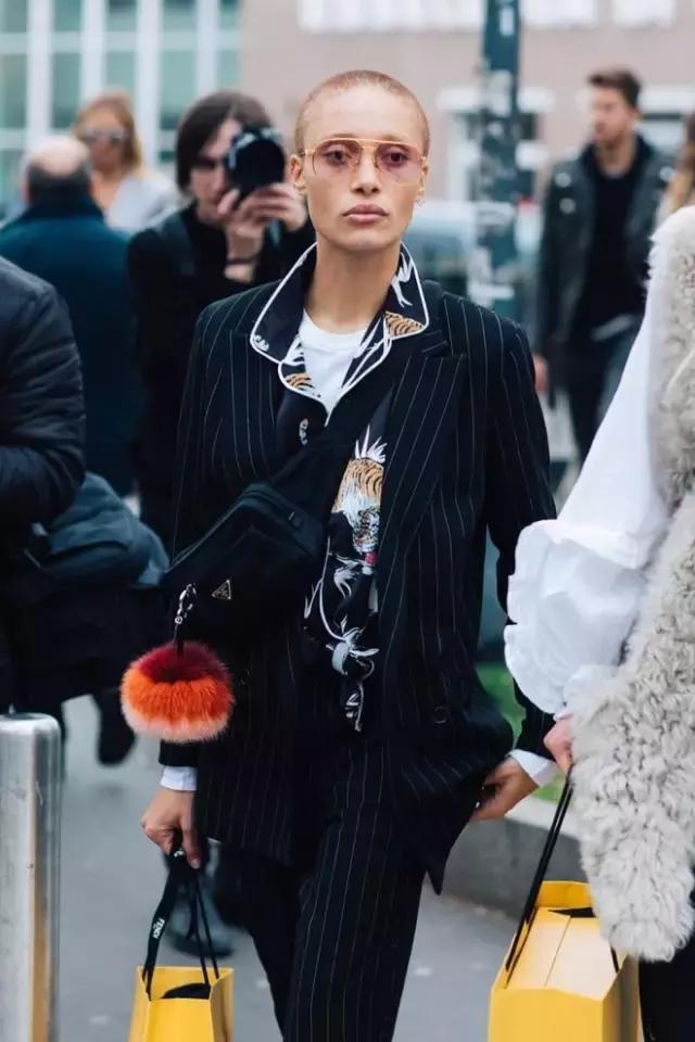 這是個萬能的時髦小物,能顯臉小還能輕鬆點亮全身!