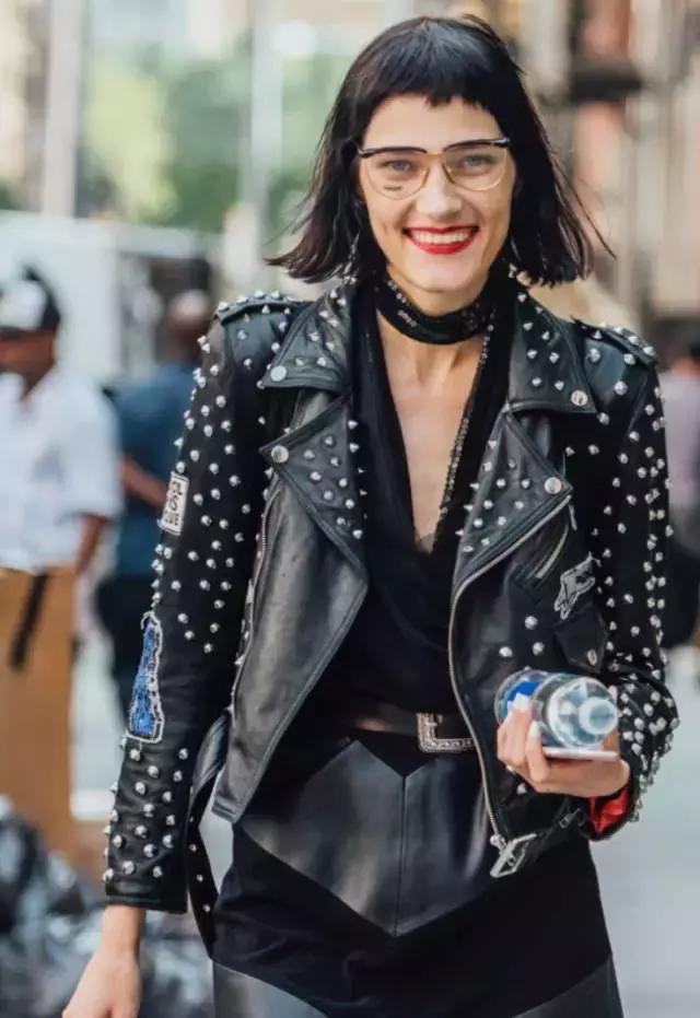 這是個萬能的時髦小物,能顯臉小還能輕鬆點亮全身!