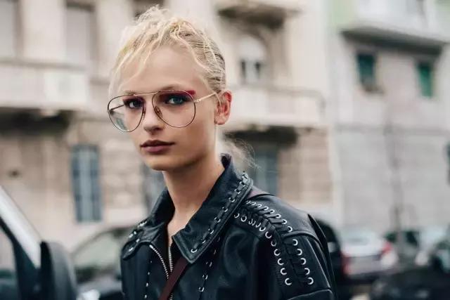 這是個萬能的時髦小物,能顯臉小還能輕鬆點亮全身!