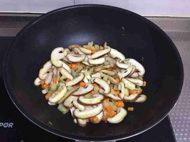 這飯我家隔三差五就想吃,不吃就饞得慌,有了這飯都不用炒菜了