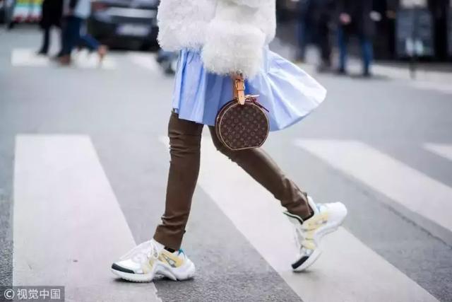 所有姑娘都能模仿的穿搭套路，她有