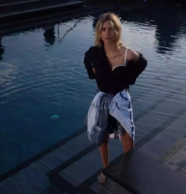 所有姑娘都能模仿的穿搭套路，她有