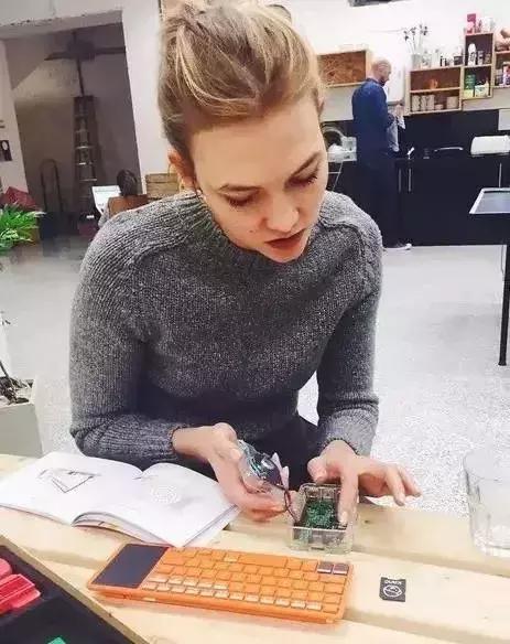 長腿超模放棄900萬美元高薪當碼農，26歲成功登上福布斯！