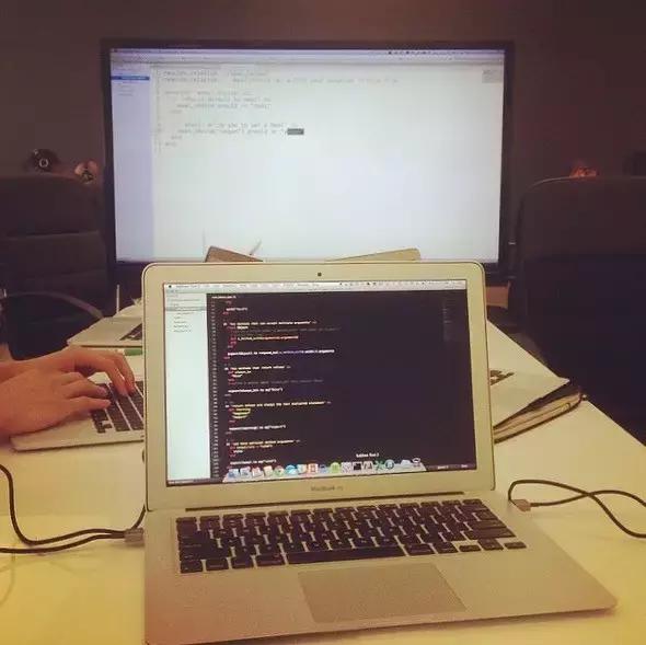 長腿超模放棄900萬美元高薪當碼農，26歲成功登上福布斯！