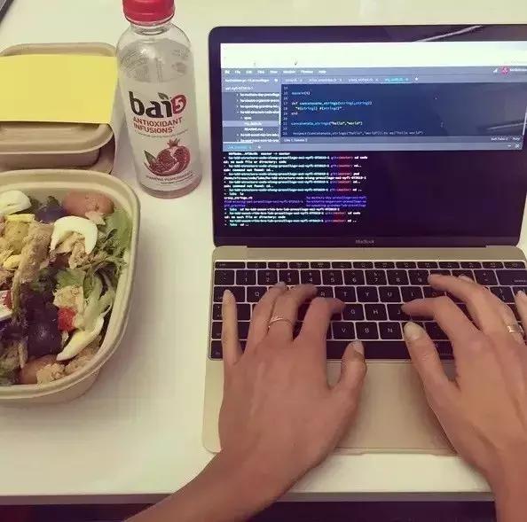 長腿超模放棄900萬美元高薪當碼農，26歲成功登上福布斯！