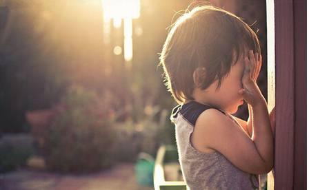 自卑的孩子，一般都是生活在這三種家庭，家長可要重視起來