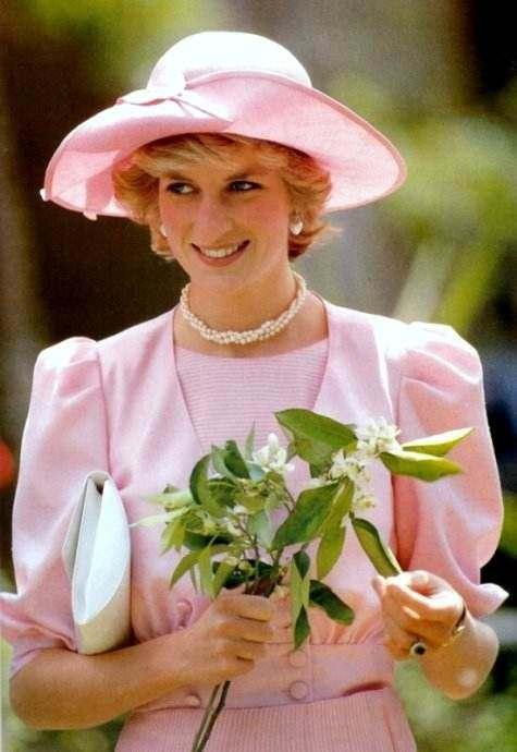 梅根並沒有在婚禮上拋出花束，梅根選擇了戴安娜生前最愛的花！