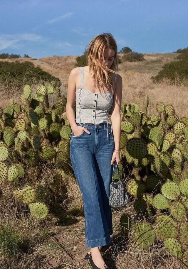 背心居然火了,原來它單穿這麼好看!