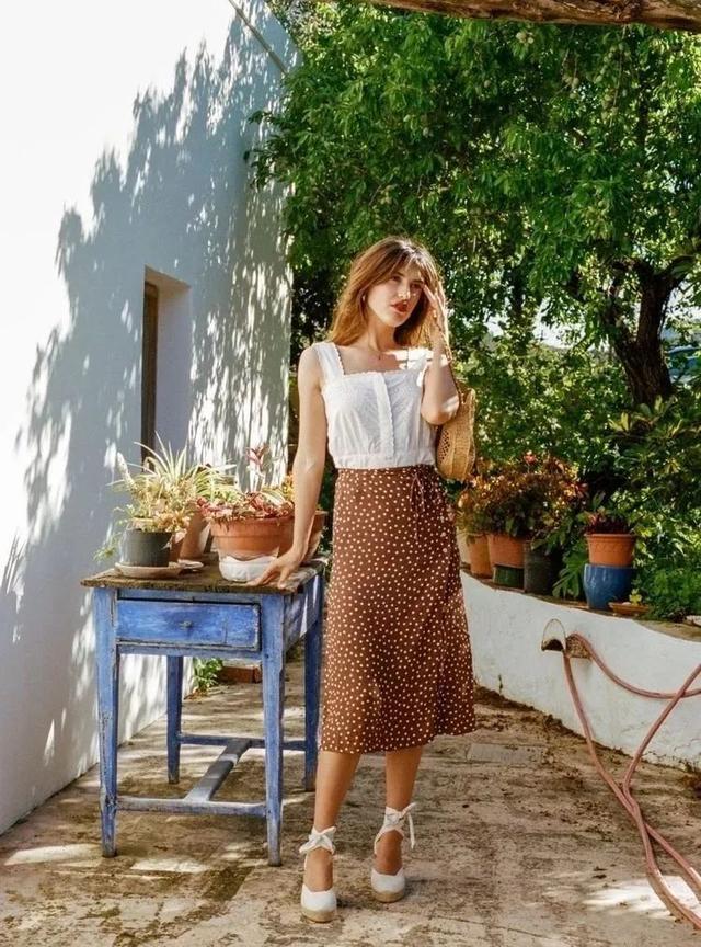 背心居然火了,原來它單穿這麼好看!