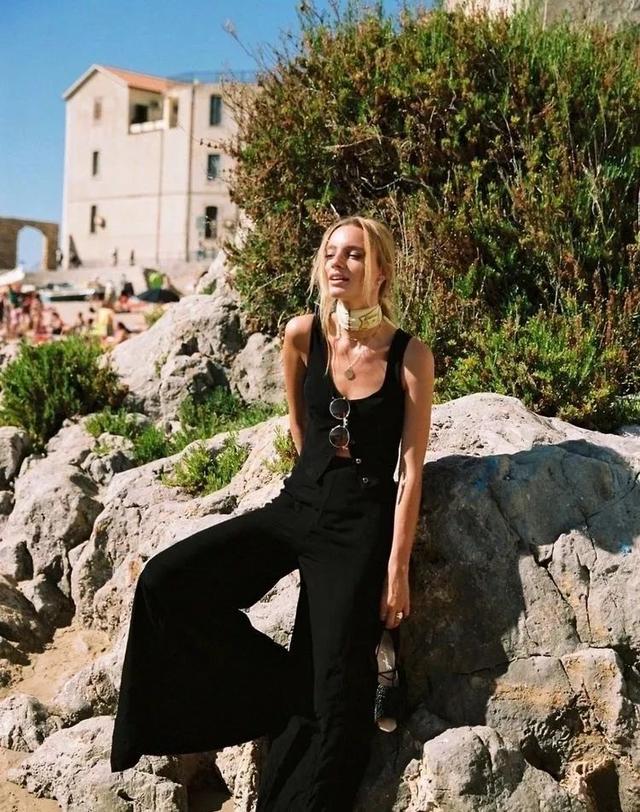 背心居然火了,原來它單穿這麼好看!