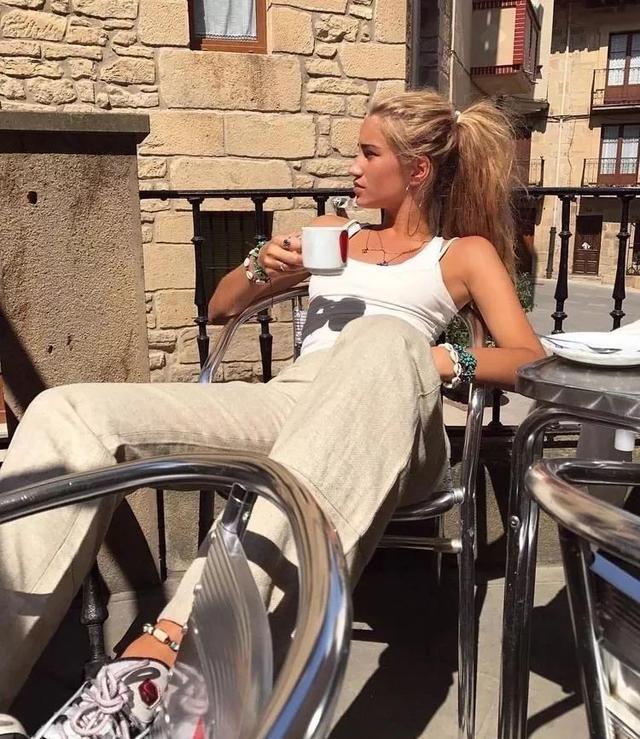 背心居然火了,原來它單穿這麼好看!