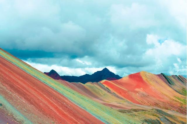 秘魯有座“彩虹山”美到窒息，我們中國也有！