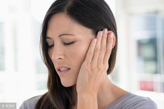 腮腺炎發作，多以紅腫熱痛顯露，很容易看出來