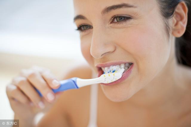 腮腺炎發作，多以紅腫熱痛顯露，很容易看出來