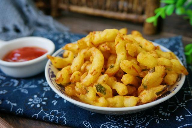 這菜一年四季都便宜，用它做個小吃，酥酥脆脆，老人小孩都愛吃