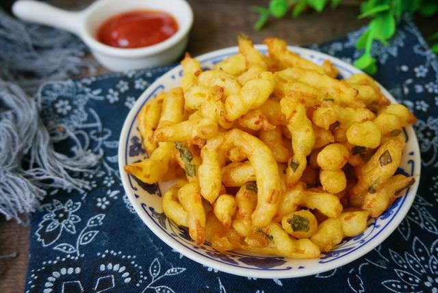 這菜一年四季都便宜，用它做個小吃，酥酥脆脆，老人小孩都愛吃