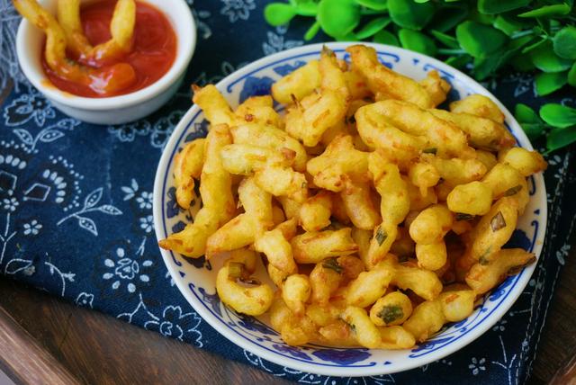 這菜一年四季都便宜，用它做個小吃，酥酥脆脆，老人小孩都愛吃