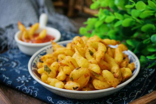 這菜一年四季都便宜，用它做個小吃，酥酥脆脆，老人小孩都愛吃