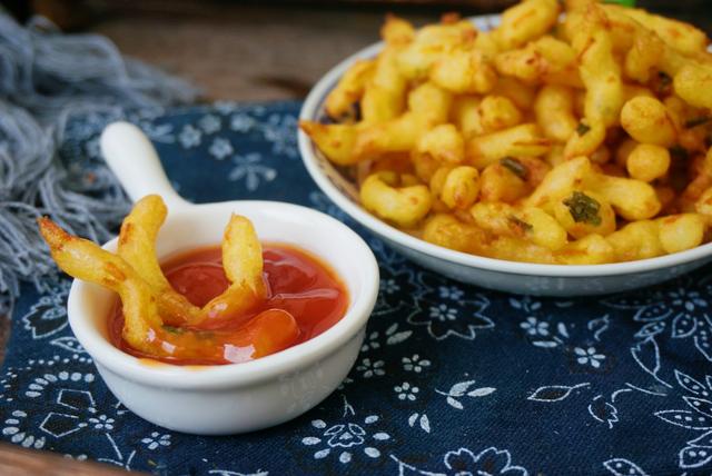 這菜一年四季都便宜，用它做個小吃，酥酥脆脆，老人小孩都愛吃