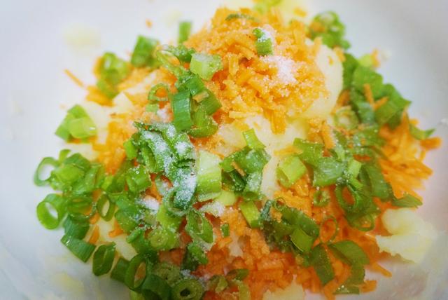 這菜一年四季都便宜，用它做個小吃，酥酥脆脆，老人小孩都愛吃