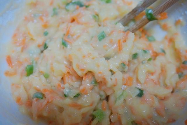 這菜一年四季都便宜，用它做個小吃，酥酥脆脆，老人小孩都愛吃