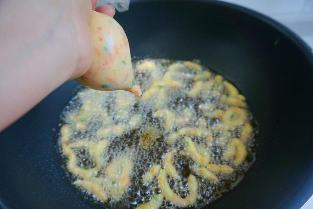 這菜一年四季都便宜，用它做個小吃，酥酥脆脆，老人小孩都愛吃