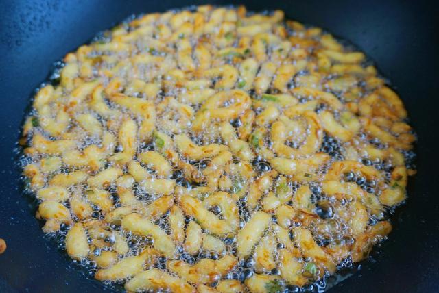 這菜一年四季都便宜，用它做個小吃，酥酥脆脆，老人小孩都愛吃